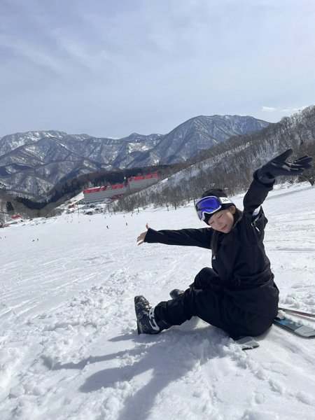 七嶋舞、長野県の大雪渓に訪問！可愛すぎる雪山のプライベートショットも公開。