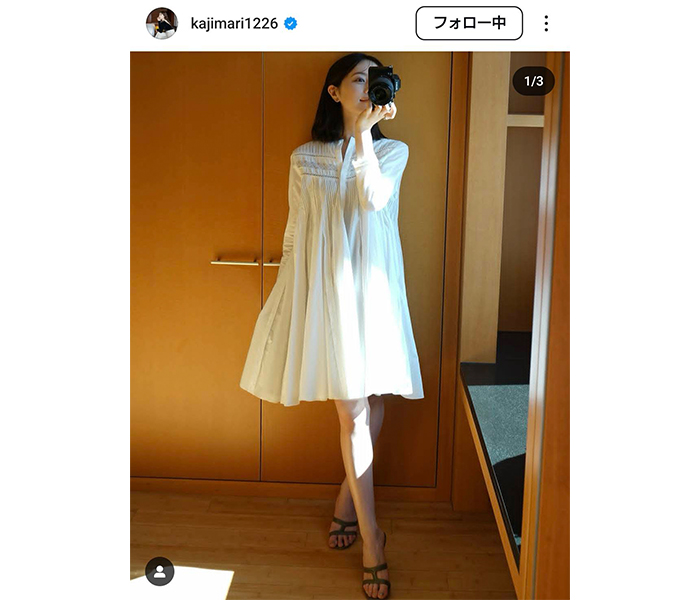 楫真梨子、ほっそり美脚が目を引く清楚コーデでファン魅了！