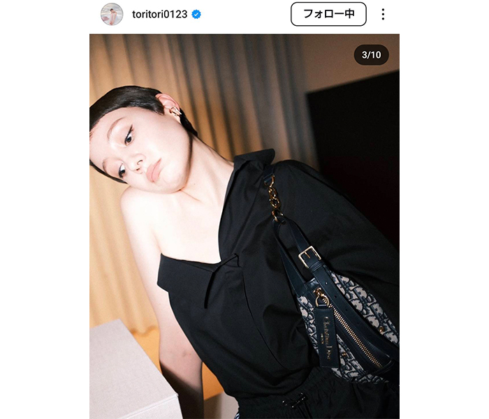 トリンドル玲奈、変形衣装で美肩あらわに！！ファン「眼福」