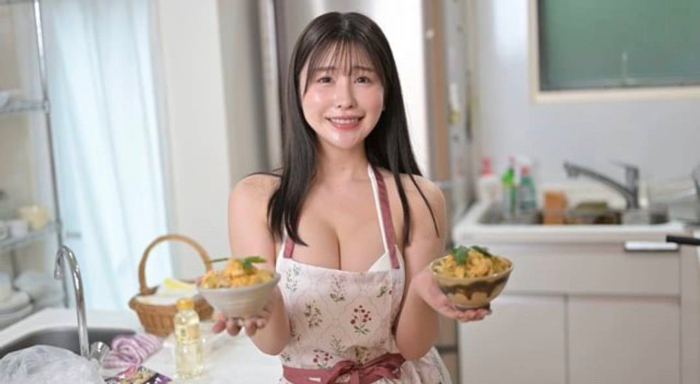 「午後もがんばって〜！」木南美々、裸エプロン（？）で紳士を応援！