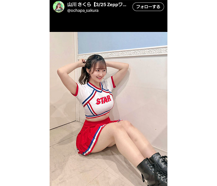 山川 さくら、チア風衣装で美肌あらわに！
