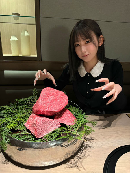 彼女にしたい話題の美少女・七嶋舞。大きなお肉を前に『ガオ舞』ポーズ披露！