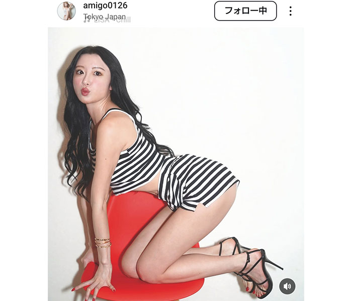 水野亜美、ミニ丈衣装で尻脚線美あらわ