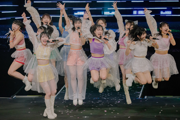 卒業する八木栞にファンと仲間が贈る感動のステージ！つばきファクトリー、結成10周年記念武道館公演を開催
