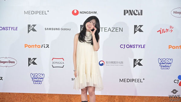 【動画】チョ・ユリ、美少女感溢れるアイボリーワンピースでレッドカーペットに登場！＜KCON JAPAN 2025＞