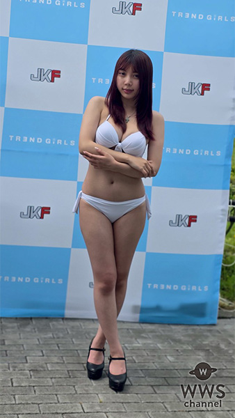 【動画】安位薫、清楚感がたまらないシンプルホワイト水着でTREND GIRLS撮影会 2025の盛り上がりを語る！