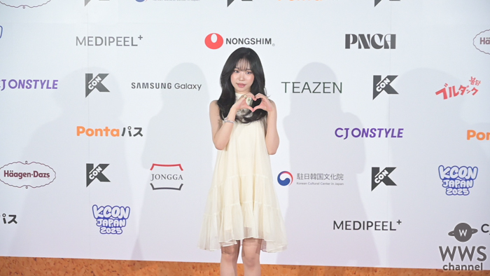 チョ・ユリ（JOYURI）、ふんわりと広がるアイボリーのシフォンワンピースがピュアなファッションで登場！＜KCON JAPAN 2025＞