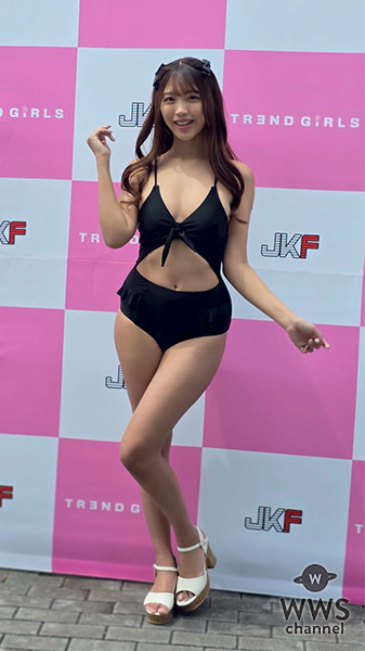 【動画】木下ひまり、へそ見せセクシーな黒水着でTREND GIRLS撮影会 2025の盛り上がりを語る！