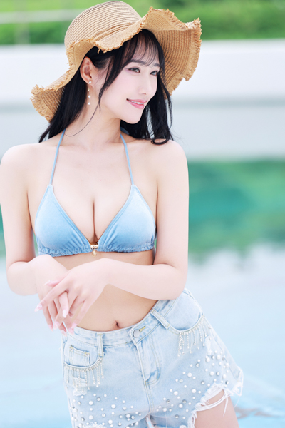 【写真特集】川瀬もえが上質なブラックワンピース水着で登場！＜いなプーフォトフェス2025＞