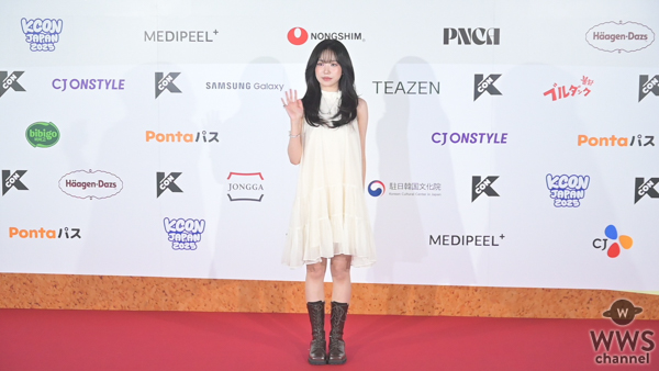 チョ・ユリ（JOYURI）、ふんわりと広がるアイボリーのシフォンワンピースがピュアなファッションで登場！＜KCON JAPAN 2025＞