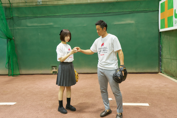 なえなのが映画『見える子ちゃん』と連動した特別演出によるセレモニアルピッチに登場！