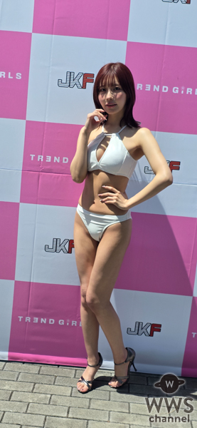 【動画】RARA、清楚な白水着でTREND GIRLS撮影会 2025の盛り上がりを語る!