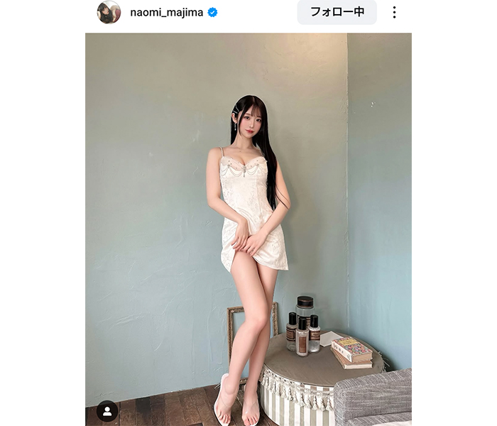 真島なおみ、ミニ丈衣装からスラリ美脚を披露！