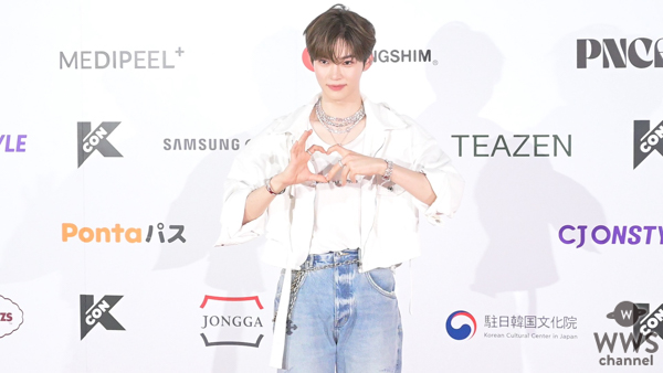 【動画】ZEROBASEONEのソン・ハンビン（SUNG HAN BIN）、爽やか好青年さがたまらないジーンズスタイルでレッドカーペットに登場！＜KCON JAPAN 2025＞