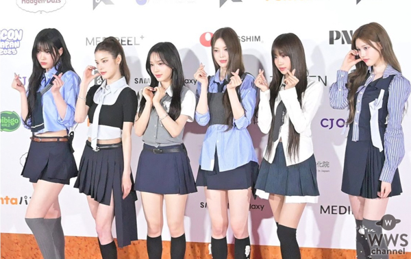 【動画】izna、学生ルックなミニスカ衣装でレッドカーペットに登場！＜KCON JAPAN 2025＞