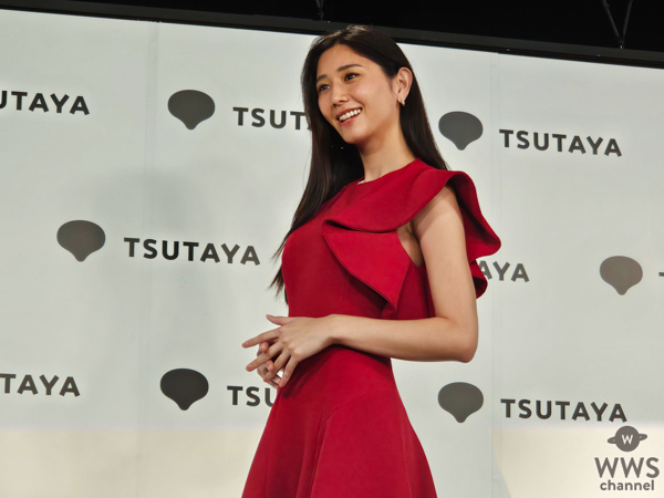 斎藤恭代、美肩あらわなエレガントドレスで「月刊 斎藤恭代」の見どころを語る「結構生に近い感じ」