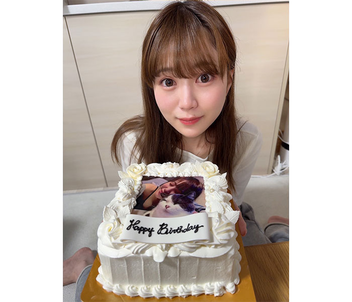 天宮花南、誕生日を愛猫アルとお祝い！究極の癒やし空間にファン「めっちゃ可愛い」