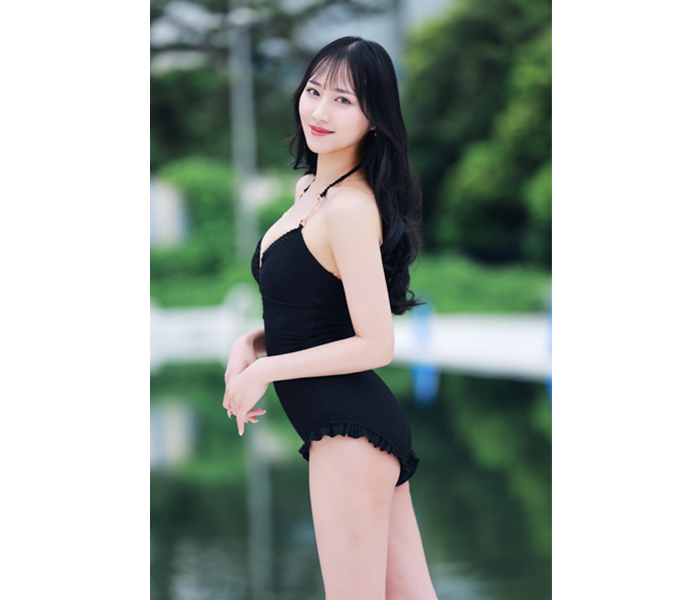 【写真特集】川瀬もえが上質なブラックワンピース水着で登場！＜いなプーフォトフェス2025＞