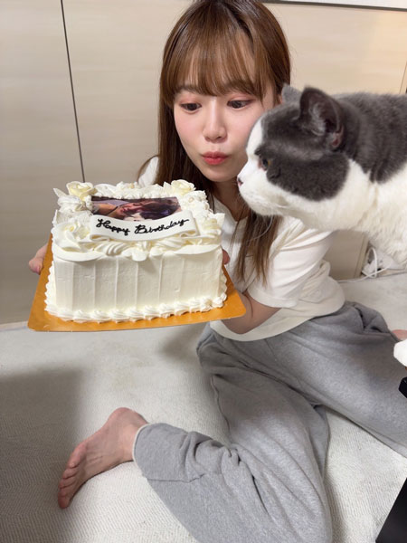 天宮花南、誕生日を愛猫アルとお祝い！究極の癒やし空間にファン「めっちゃ可愛い」