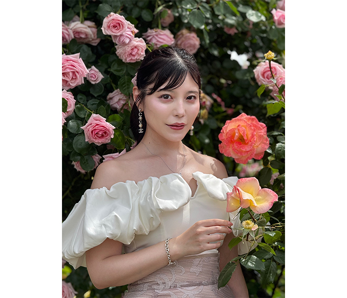 Reina+World、優雅なバラ×オフショルコーデを披露