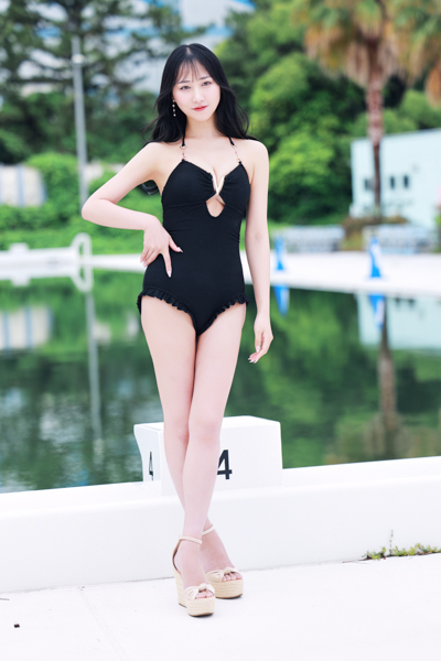 【写真特集】川瀬もえが上質なブラックワンピース水着で登場！＜いなプーフォトフェス2025＞
