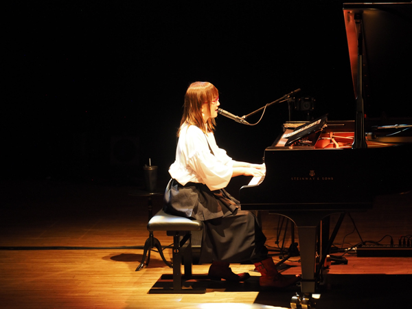 奥華子、デビュー20周年記念コンサートが神戸から開幕!
