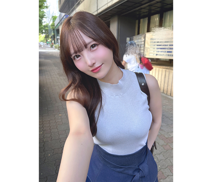 由良ゆら、彼女風清楚コーデでファン魅了！！