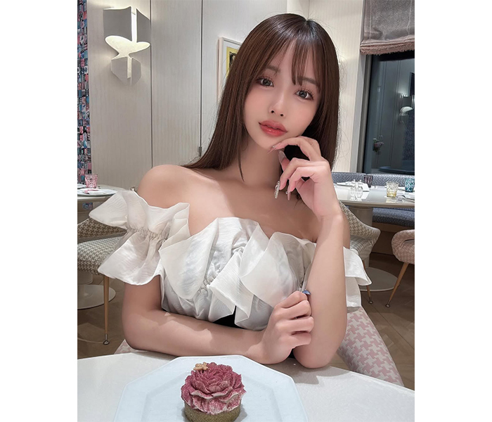長浜みつり、デコルテあらわな豪華ドレス姿が話題！