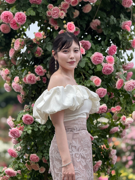 Reina+World、優雅なバラ×オフショルコーデを披露