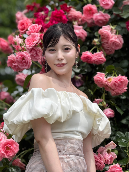 Reina+World、優雅なバラ×オフショルコーデを披露