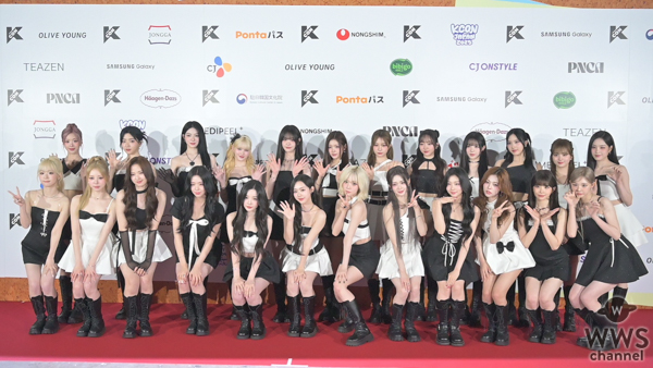 tripleS、シックでガーリーな魅力が際立つファッションで登場！＜KCON JAPAN 2025＞