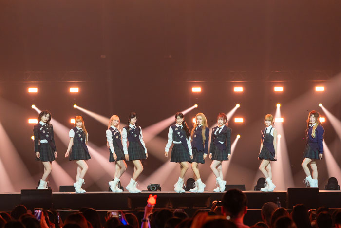 ME:I『KCON JAPAN 2025』で最新曲やカバー曲披露！1年ぶりに成長した姿で堂々パフォーマンス！