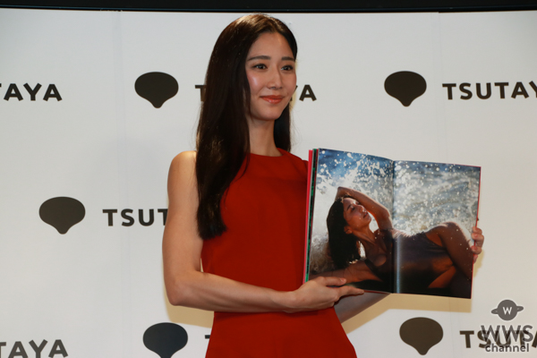 斎藤恭代、美肩あらわなエレガントドレスで「月刊 斎藤恭代」の見どころを語る「結構生に近い感じ」