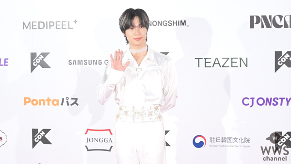 【動画】テミン（TAEMIN）、セクシーさを醸し出すホワイトシャツでレッドカーペットに登場！＜KCON JAPAN 2025＞