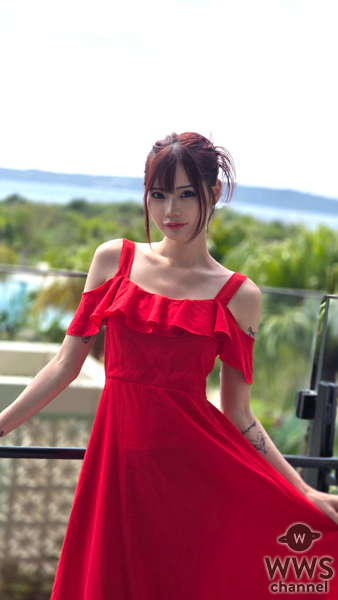 小悪魔agehaモデル・みみ、真紅のドレスワンピースで宮古島の印象を語る！ 「沖縄は空も海もめっちゃ綺麗やな」