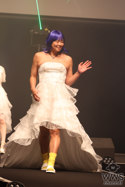 【写真特集】楽しんご、インパクト抜群な肩出しウェディングドレス姿でランウェイを歩く！＜TOKYO CROSSROADS 2025＞