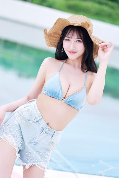 【写真特集】川瀬もえが上質なブラックワンピース水着で登場！＜いなプーフォトフェス2025＞