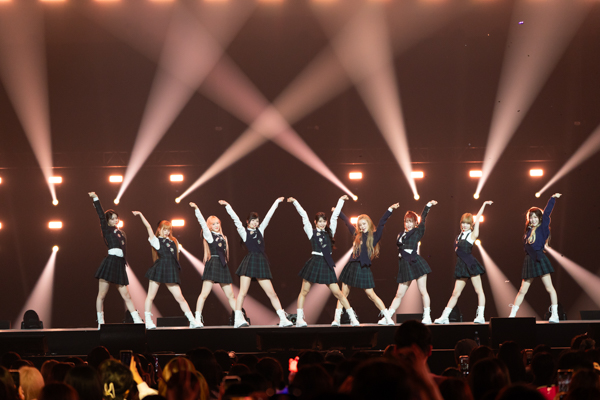 ME:I『KCON JAPAN 2025』で最新曲やカバー曲披露！1年ぶりに成長した姿で堂々パフォーマンス！