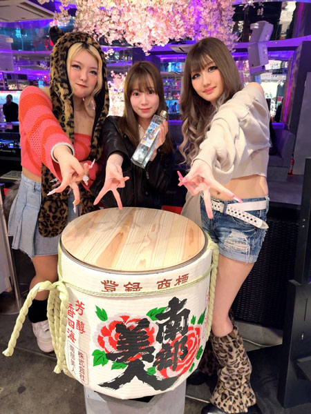 日本酒アンバサダー天宮花南とCGOドットコムのぱにぱにぱにぱにともちんぱとれぴが渋谷にて異例のギャルショット公開！！
