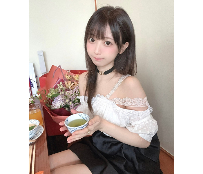 yami、美肌あらわなガーリーコーデにファン絶賛の声