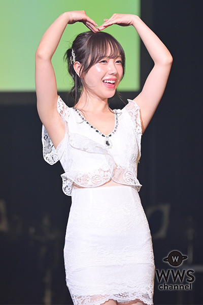 小湊よつ葉、胸元がざっくり開いたホワイトドレス姿で登場！＜TREND GIRLS FESTIVAL＞