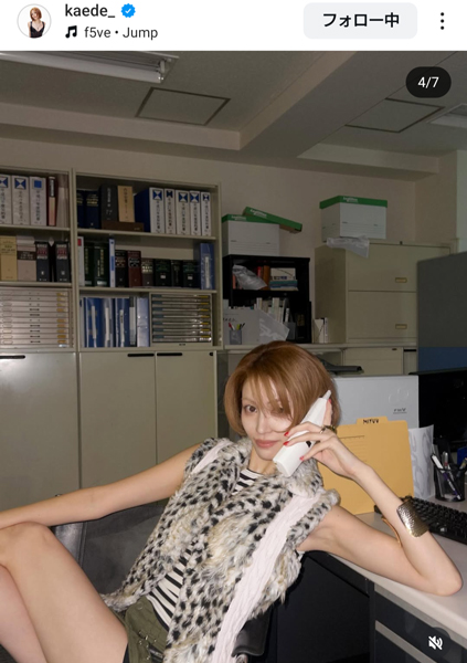 「美脚すぎぃいいい！」KAEDE、圧巻の美脚あらわなオフィスショットにファン悶絶！！