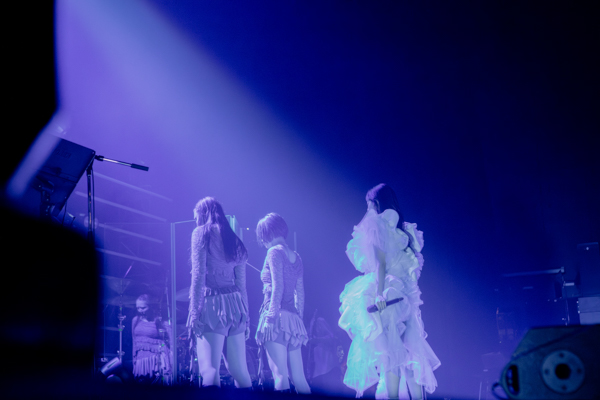 鈴木愛理ツアー初日は横浜で開幕、新曲Oops!撮影可の演出でファン熱狂