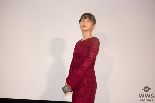 深川麻衣、ワインレッドのドレスで登場「監督の演出に驚かされっぱなしでした」＜『ぶぶ漬けどうどす』公開記念舞台挨拶 ＞