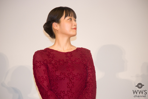 深川麻衣、ワインレッドのドレスで登場「監督の演出に驚かされっぱなしでした」<『ぶぶ漬けどうどす』公開記念舞台挨拶 >