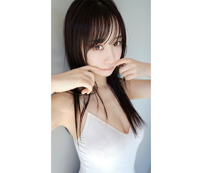 伊織もえ、透明感あふれるキャミソールオフショットでファン悩殺！！
