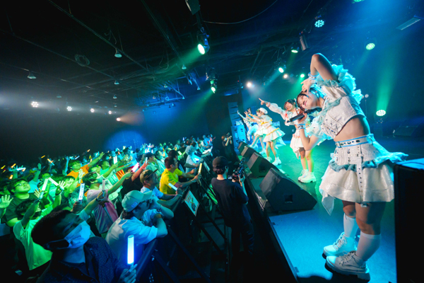 手羽先センセーション、新体制お披露目ライブで新曲披露！