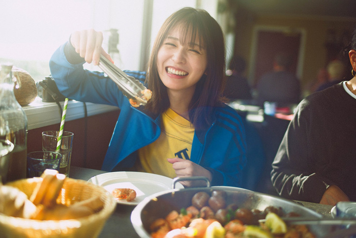 長濱ねる、セカンド写真集より先行解禁第8弾！アイスランドの伝統料理を前に、食いしんぼうスマイル！