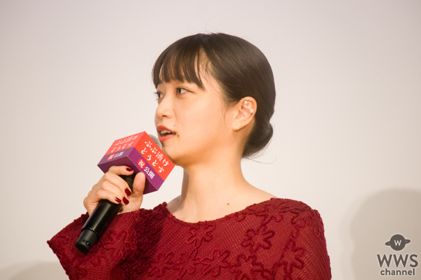 深川麻衣、ワインレッドのドレスで登場「監督の演出に驚かされっぱなしでした」＜『ぶぶ漬けどうどす』公開記念舞台挨拶 ＞