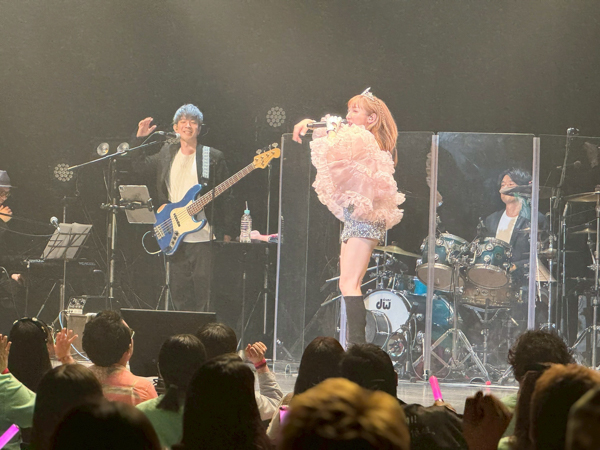 加護亜依、デビュー25周年ライブで語った「やらかした私」と「いまが一番好きな自分」